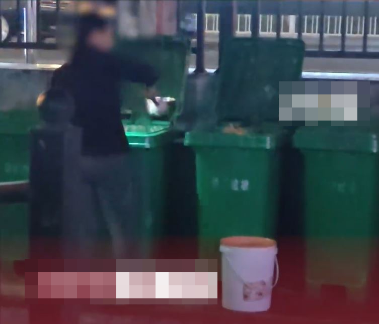 妇人从垃圾桶捞出疑似地沟油。