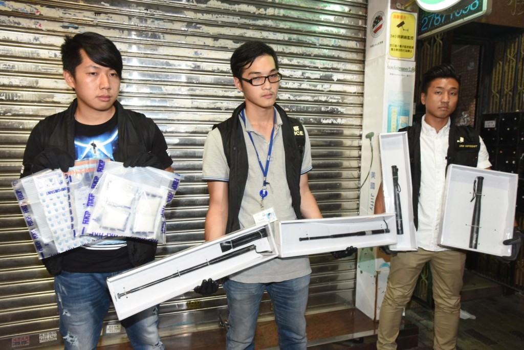 警方檢獲毒品及武器。徐裕民攝