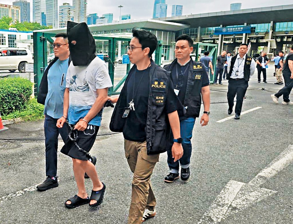 疑犯在深圳落網後，公安將其移交香港警方。