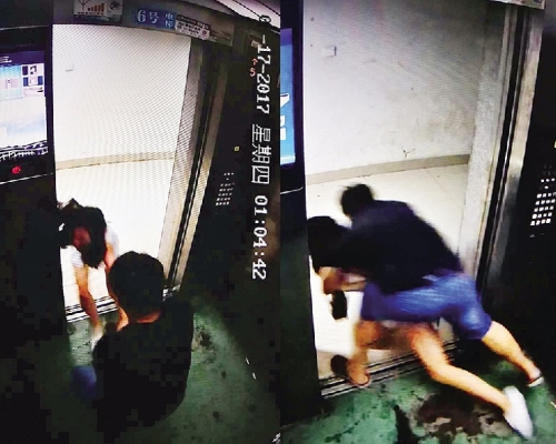 女受害人想趁電梯門打開時逃走,但慘被男方強行拉回入內,繼續非禮。影片截圖