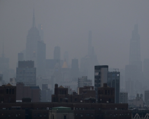 紐約市受西岸山火濃煙影響，天色灰濛濛一片。AP圖