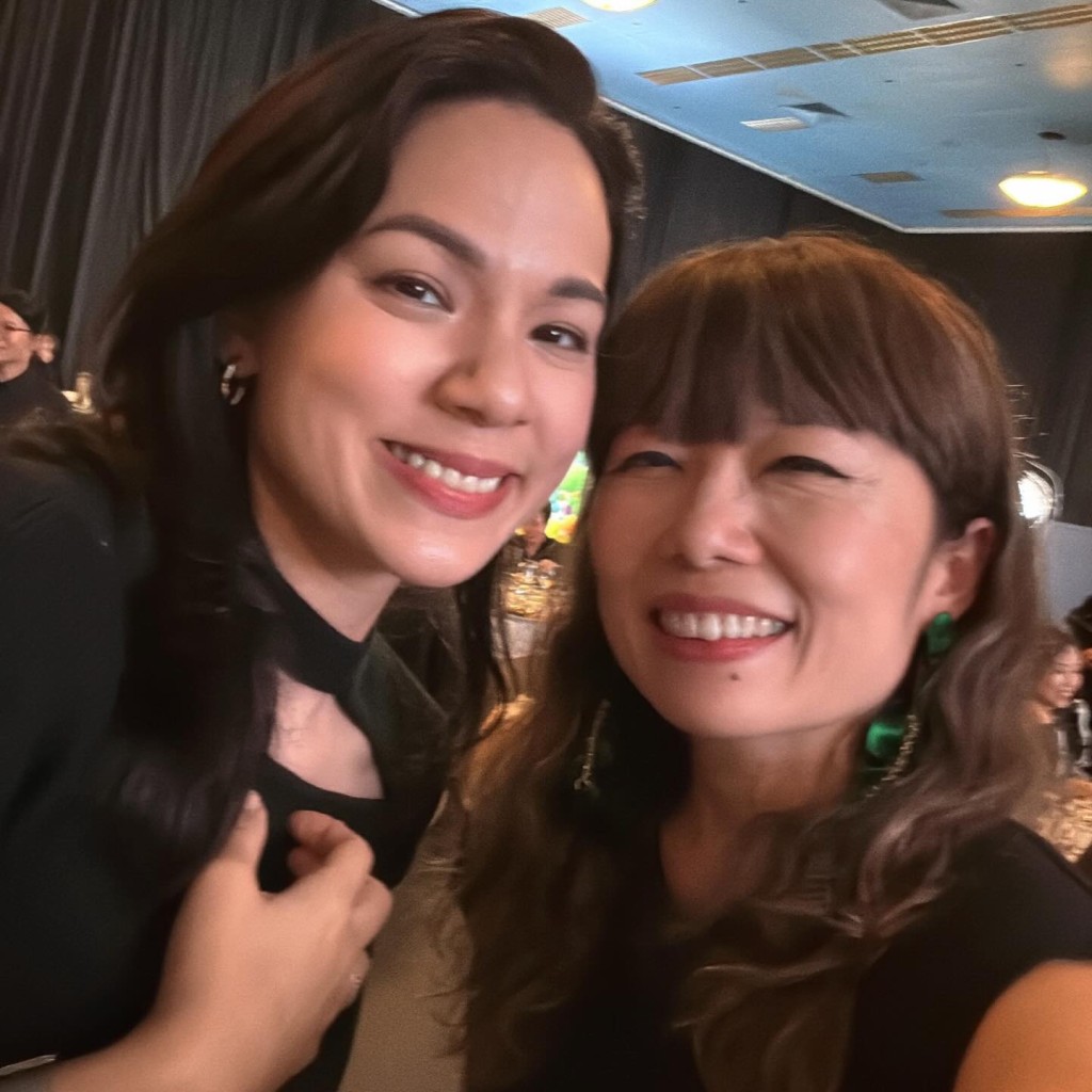 陳心怡與韋羅莎合照，滿面笑容。