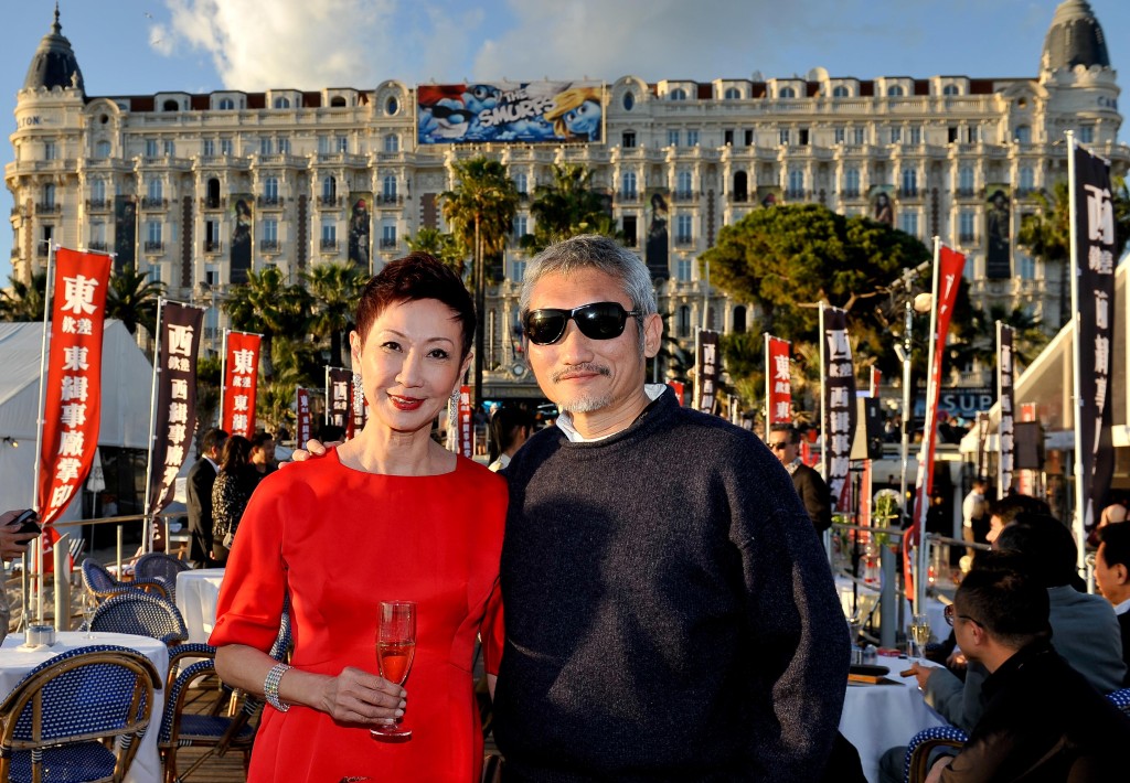 施南生與徐克於佳視邂逅相戀,施南生稱呼徐克「老爺」,照顧得無微不至。 施南生與徐克於佳視邂逅相戀,施南生稱呼徐克「老爺」,照顧得無微不至。