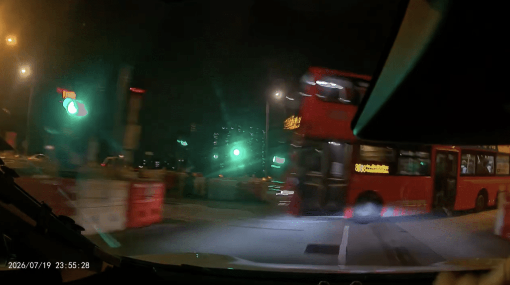 片中顯示,拍攝車Cam的車輛當時燈號為綠燈。車cam L(香港群組)影片截圖 片中顯示,拍攝車Cam的車輛當時燈號為綠燈。車cam L(香港群組)影片截圖