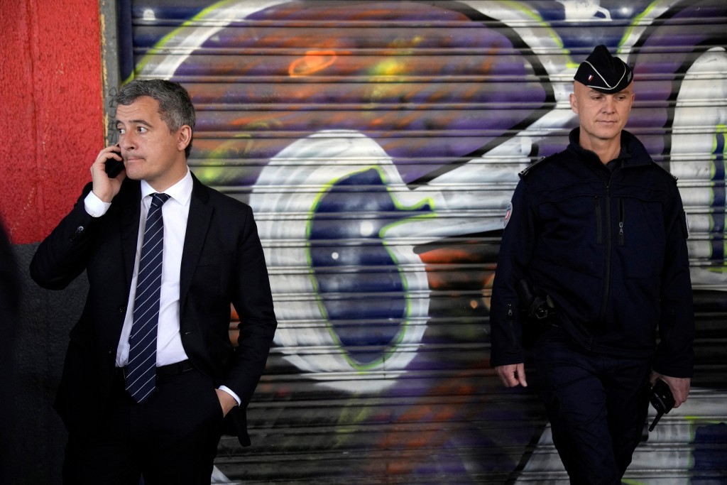 法国内政部长达尔马宁（左）表示，出于对安全的忧虑，约800名「不怀好意」的人士已被排除参与巴黎奥运。路透社