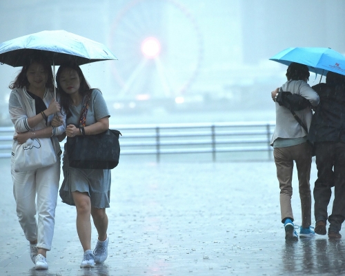 與熱帶風暴盧碧相關的外圍雨帶正影響廣東沿岸。資料圖片