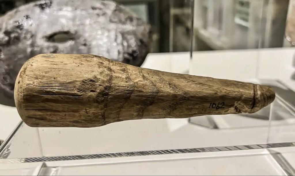 考古学家Rob Collins认为文德兰达（Vindolanda）要塞发现的这根古罗马棒状物其实「一看就是阴茎」。 网上图片