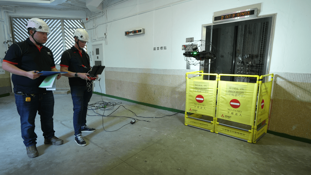 工作人員操控無人機進入升降機槽勘察。 工作人員操控無人機進入升降機槽勘察。