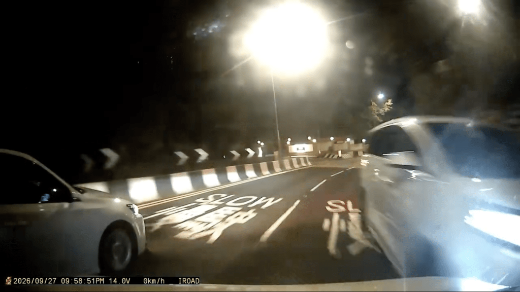 事主立即向左扭軚閃避。Facebook 車cam L（香港群組）影片截圖