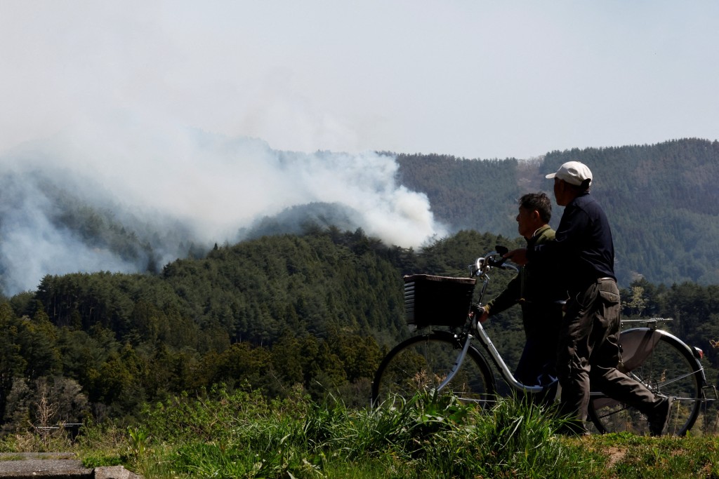 日本北部岩手县山林大火已连续焚烧多天，消防员努力扑救。 路透社