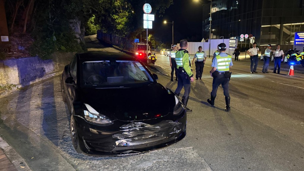 涉事私家車車頭損毀。