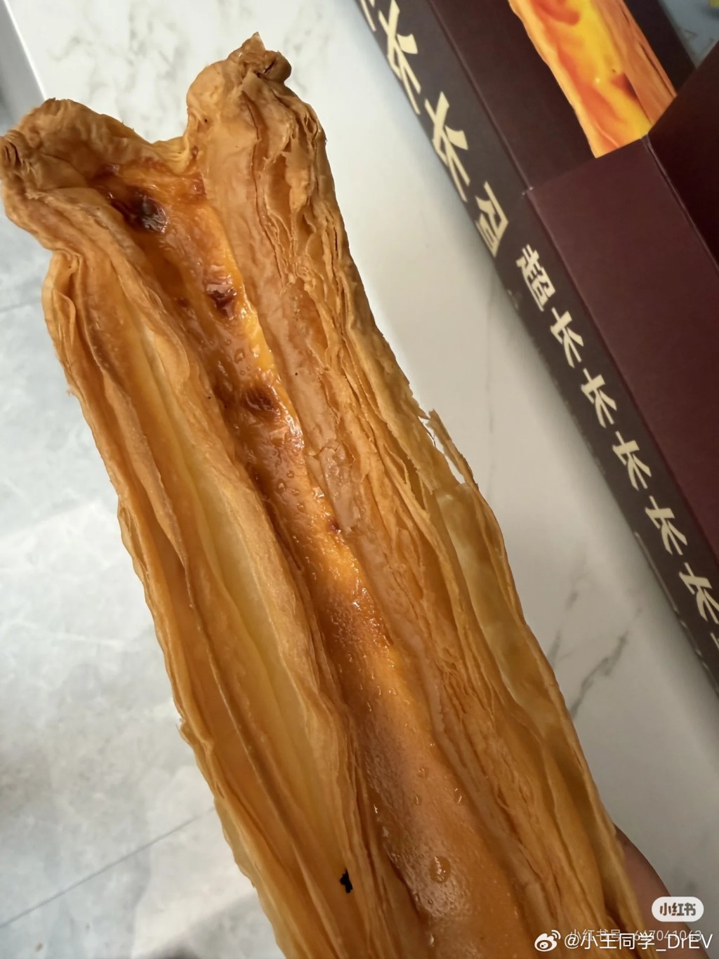鲍师傅的60厘米超长蛋挞被指蛋浆过少，话题成热搜。小红书