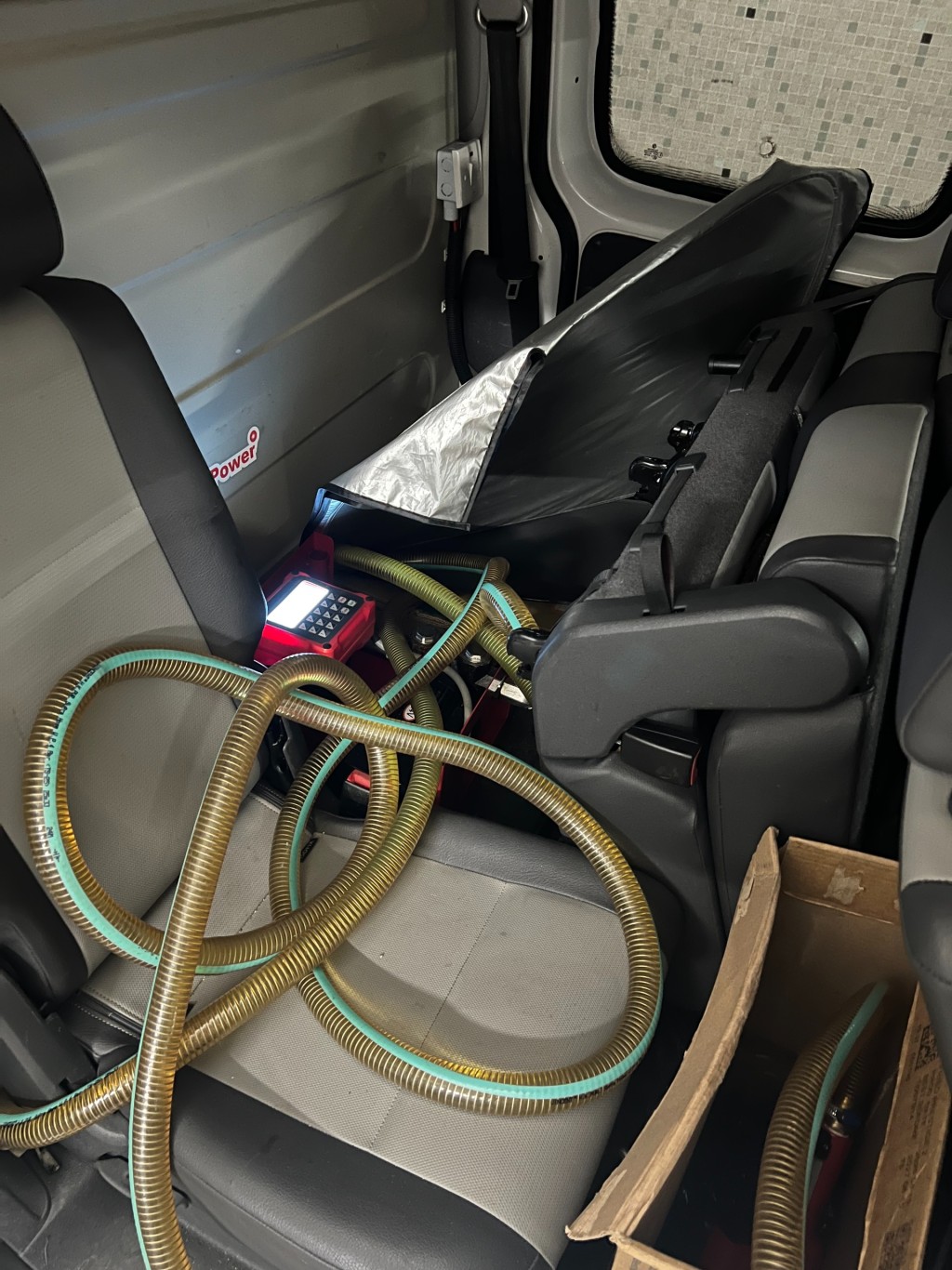 行動中，消防處人員發現一批入油工具，並截查一名男子，懷疑與案件有關。