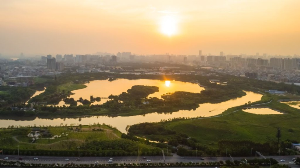 廣州春節好去處2024｜廣州海珠湖是海珠濕地公園免費的區域，環湖一周約2.65km，沿棧道邊走邊看鳥看花，四季有不同的花開放，春季萬紫千紅，美不勝收。（圖片來源：Trip.com）