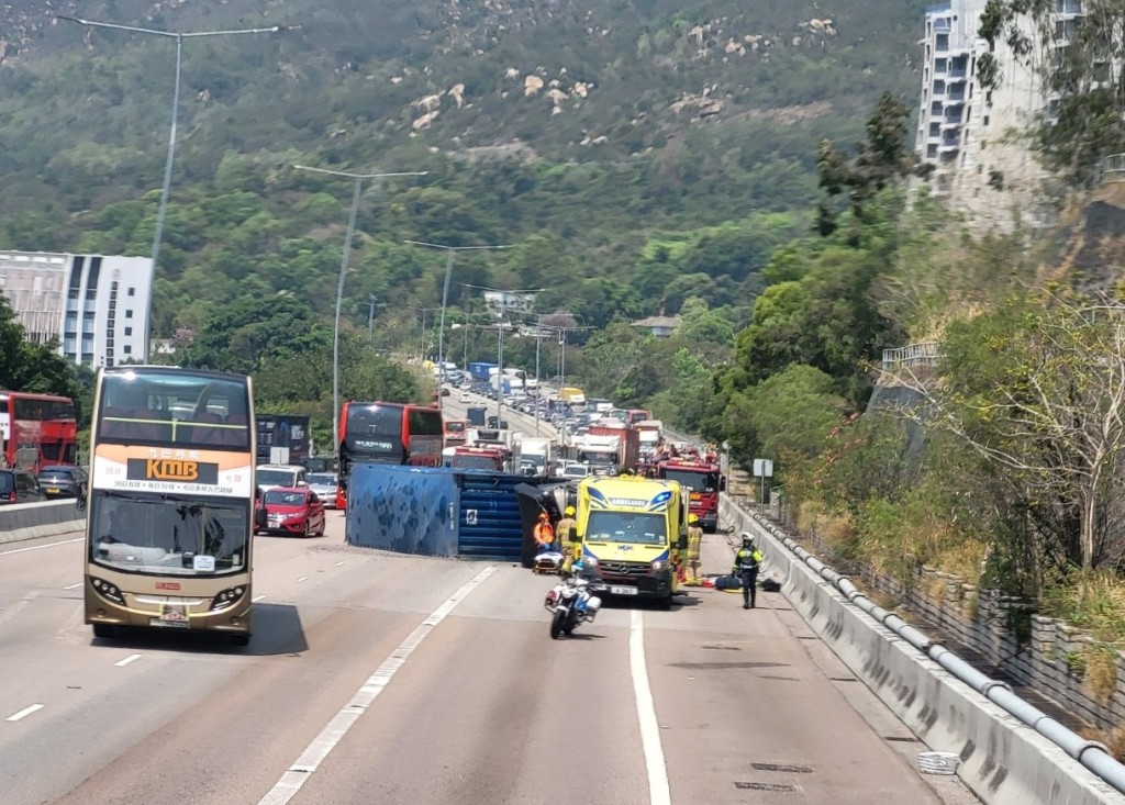 貨櫃車翻側。網圖 貨櫃車翻側。網圖