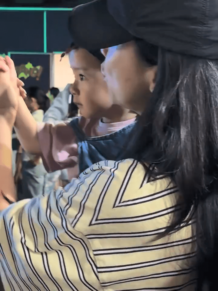 「蕭哈哈」對台上表演非常感興趣。 「蕭哈哈」對台上表演非常感興趣。