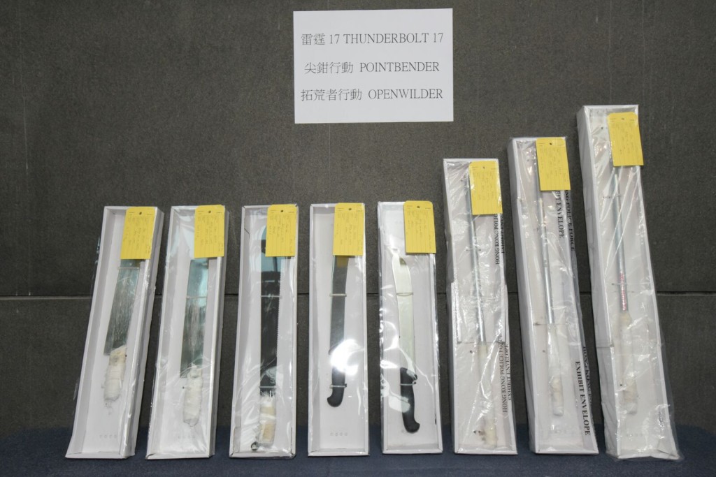 警方檢獲一批武器。黃文威攝