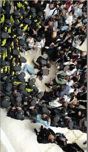 网上流传，一名学校保安在到场后，将一名女生打至倒地。网图