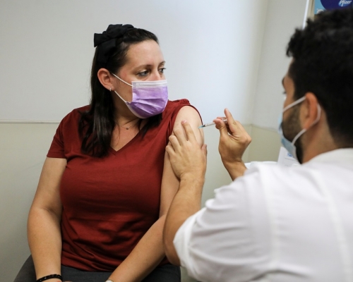 以色列研究發現注射第3劑新冠疫苗可令感染率降至0.2%。REUTERS