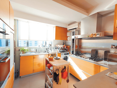 厨房空间阔落，设中岛枱设计。