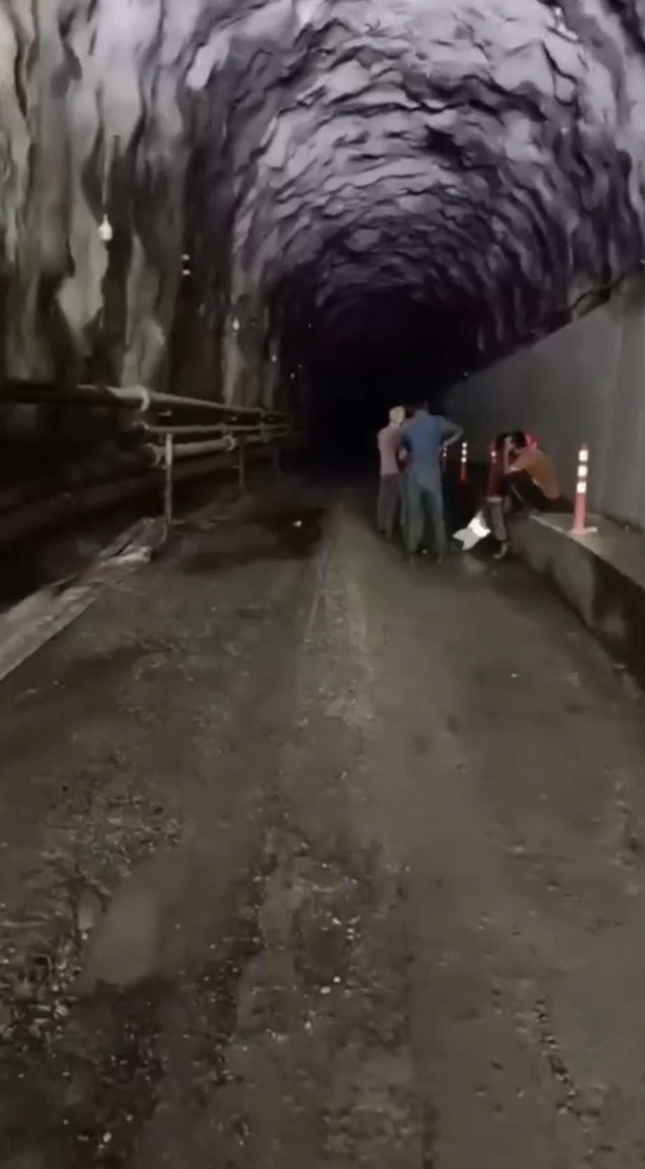 翠蘇里水電工程隧道救出350人,隧道內的情況。 fb / PMO Nepal 翠蘇里水電工程隧道救出350人,隧道內的情況。 fb / PMO Nepal