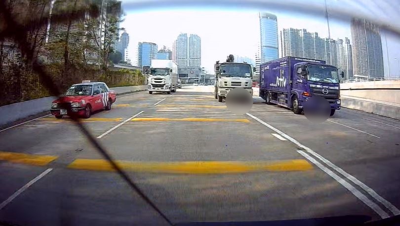 兩車在西九龍公路行駛。fb 車cam L（香港群組）  Yuk Wong