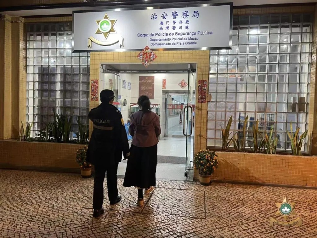 姓楊內地婦人涉違反澳門的 「妨害道路運輸安全」罪被捕。澳門治安警圖片 姓楊內地婦人涉違反澳門的 「妨害道路運輸安全」罪被捕。澳門治安警圖片