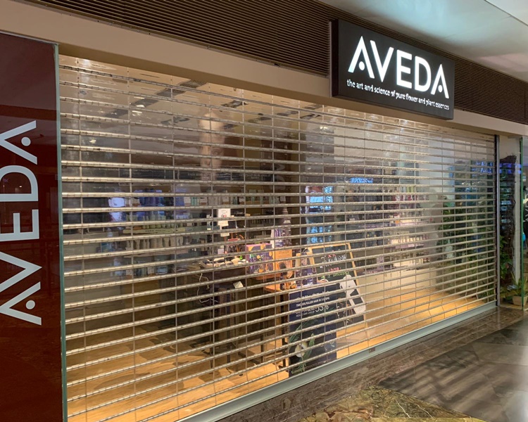 朗豪坊商場內多間店鋪已提早關門。