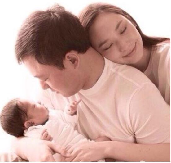 2014年为男友纪晓波诞下女儿。