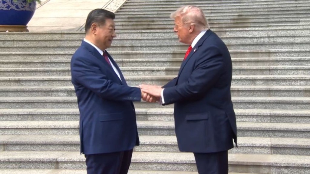 特朗普访华，北京人民大会堂外广场举行欢迎仪式。央视截图