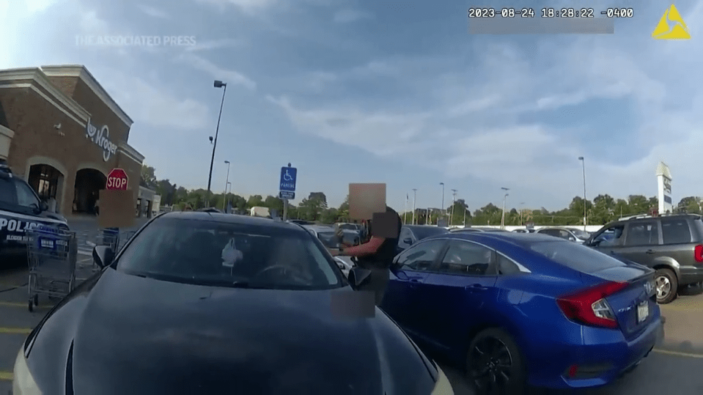 据警员随身录影画面，一名警员站在驾驶座门边，多次要求塔基亚杨落车。