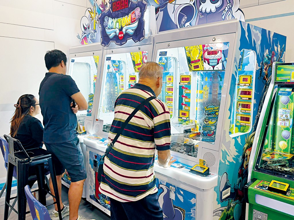 有大型室內遊樂中心增設「推銀機」，成功將客源擴至「老友記」。