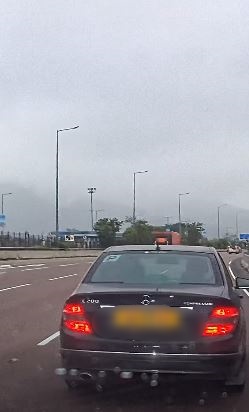 P牌私家車接連橫越中線，再駛至快線駛到片主車輛前，距離極近，非常危險。（車cam L（香港群組）影片截圖）