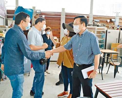 ■中聯辦副主任何靖(右)日前走訪新界，包括探訪香園圍鳳凰湖村村民。