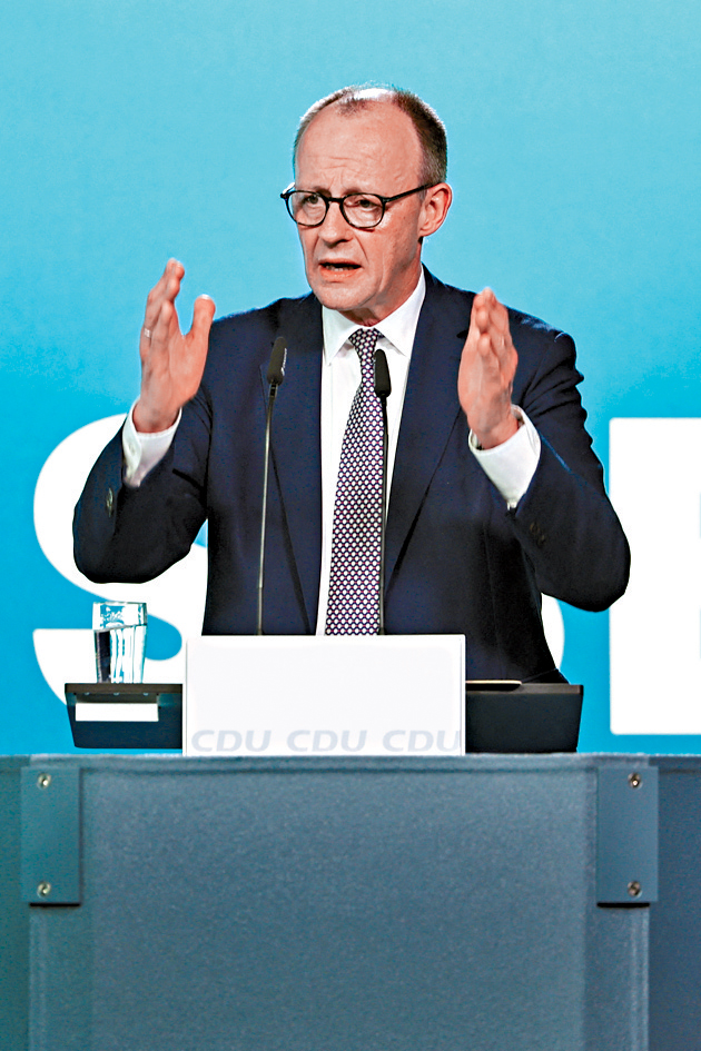 德國總理默茨27日在當地一個活動上演講。