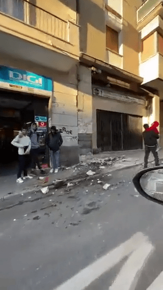 一名驾驶者拍摄了地震后街头的情况。网图