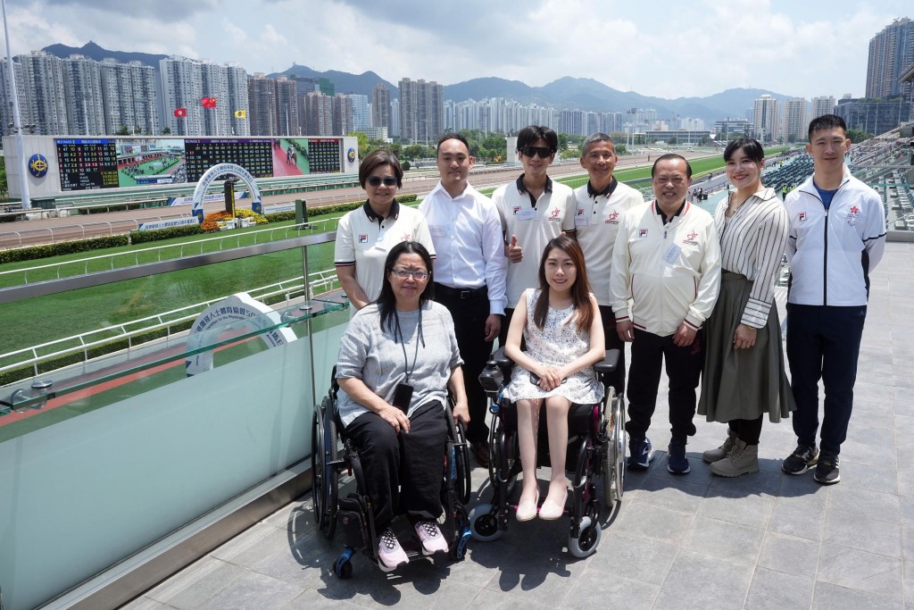 一众残疾运动员及教练出席「香港伤残人士体育协会50周年赛马日」。马会提供图片