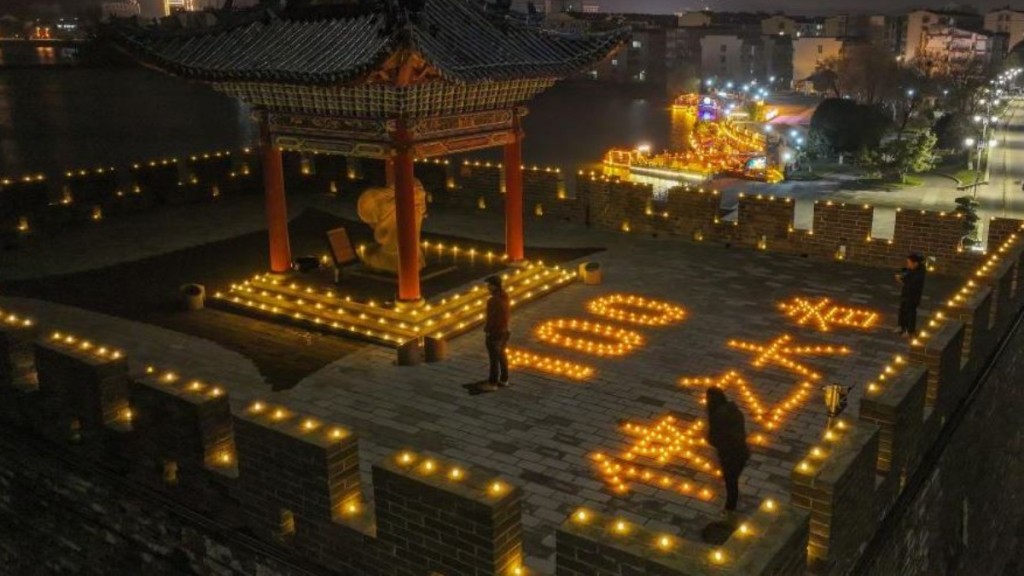 金庸迷自發前往這座多次出現在金庸小說中的古城，用燭火點亮襄陽城紀念金庸。央視網