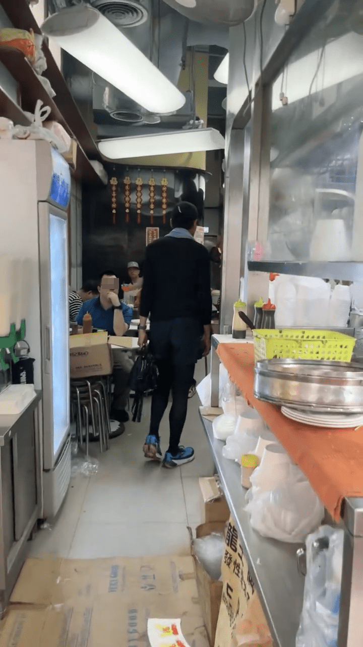 周潤發早前被網民拍到在深水埗一間小食店開餐。