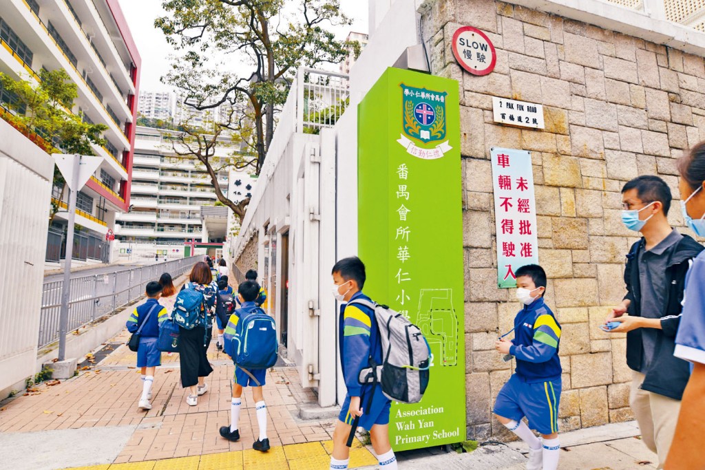 曾有學生接受隔離檢疫的華仁小學，昨率先安排小三至小六生返校上課，學生對疫情不太擔心。
