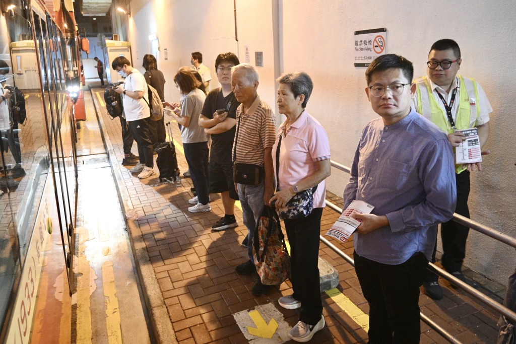 現場候車人士不算太多,約有十人。陳浩元攝 現場候車人士不算太多,約有十人。陳浩元攝