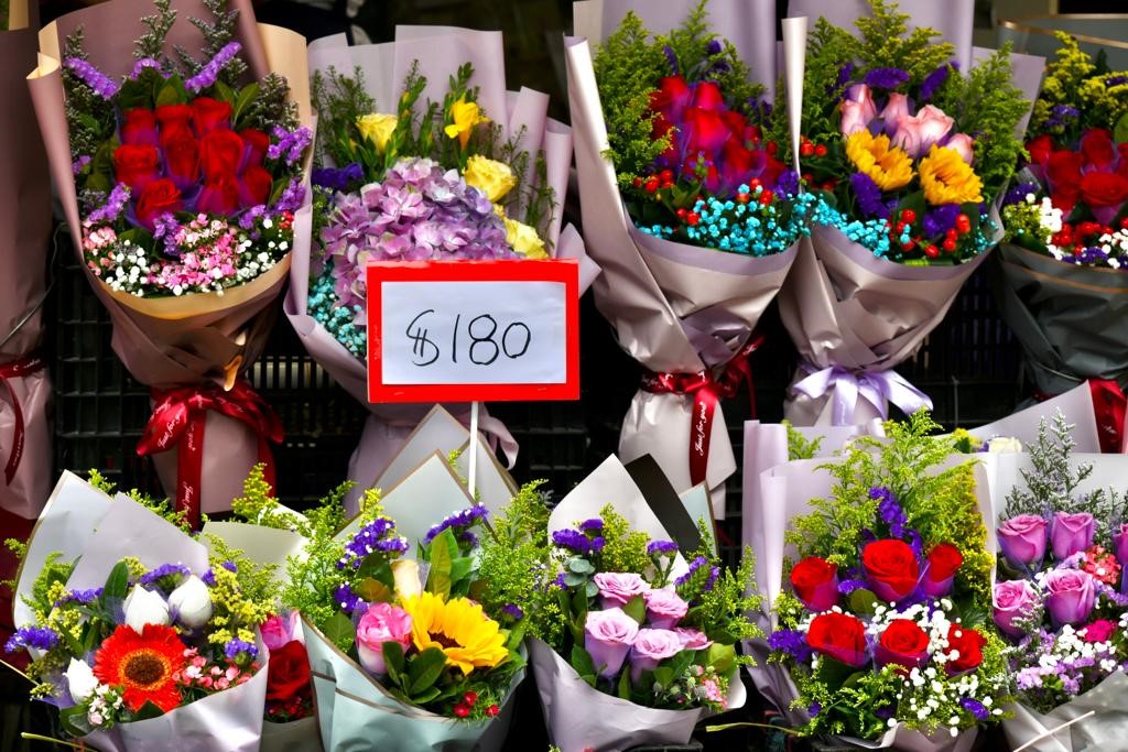 今年情人节鲜花来货价有所上升。卢江球摄