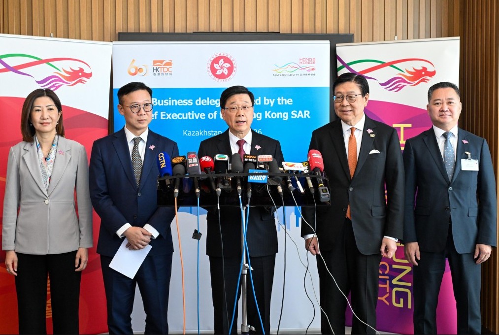 行政長官李家超（中）昨日透露明年首季將有本地航空公司，開通香港往來哈薩克的直航航班。
