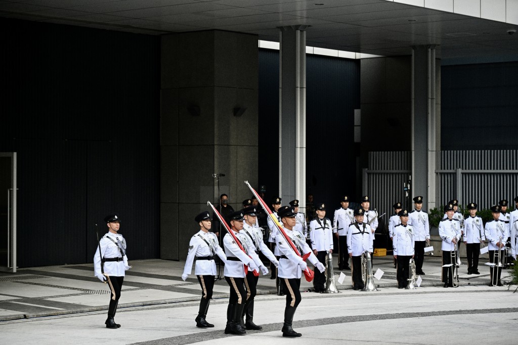 警察儀仗隊手持國旗及區旗進場。