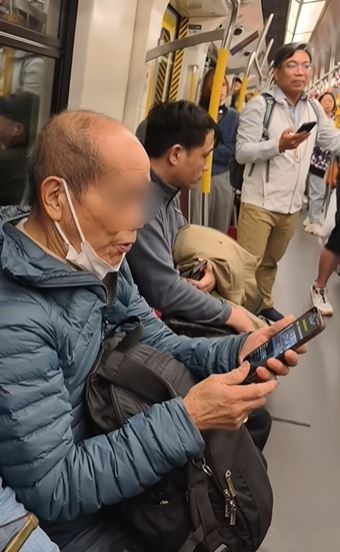 打人阿伯沒有理會，自顧睇手機。fb馬路的事討論區IntelligentRaspberry8256影片截圖