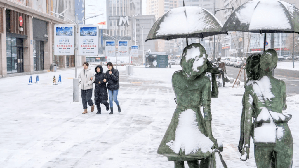 11月26日，市民行走在長春街頭。新華社