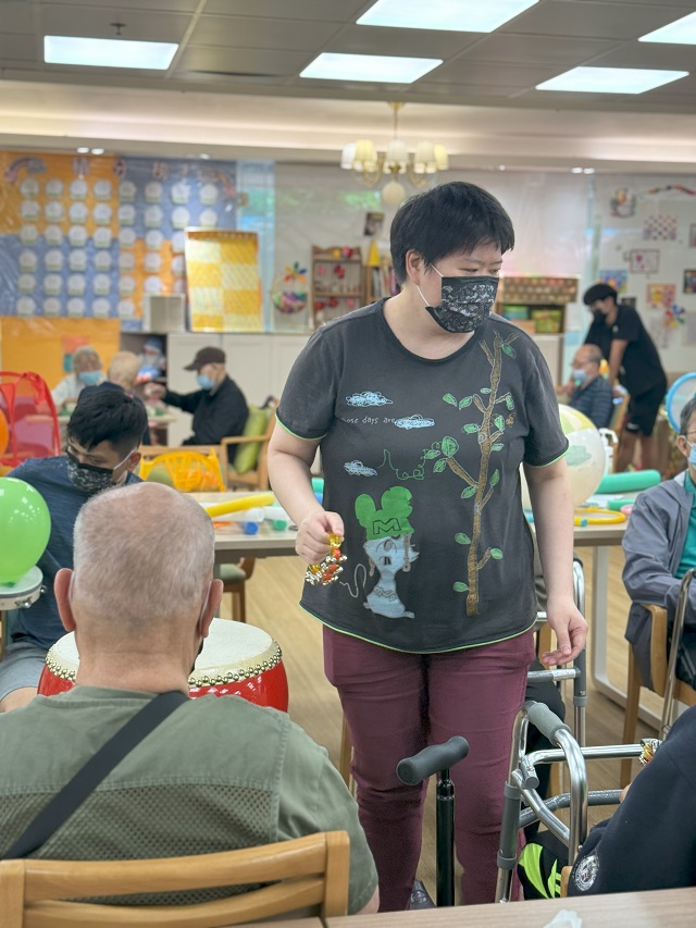 紫珊獲派與長者進行良性互動工作，雙方逐漸建立起友誼，她亦從中找到工作熱誠。(受訪者提供)