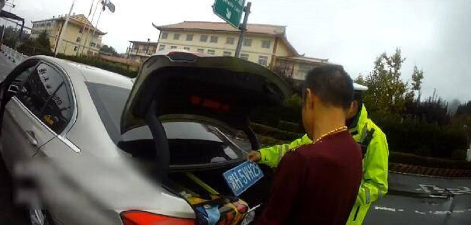 車尾箱發現寳馬原有車牌。網上圖片