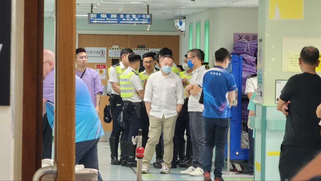 周一鳴了解同袍傷勢。 周一鳴了解同袍傷勢。