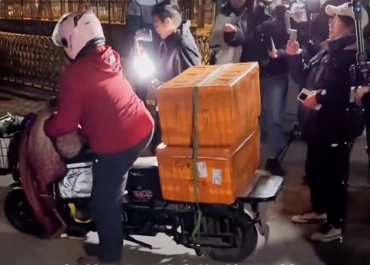「鵝腿阿姨」走紅北京高校學生圈多年。